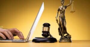ייעוץ משפטי באינטרנט - מה זה ומהם היתרונות